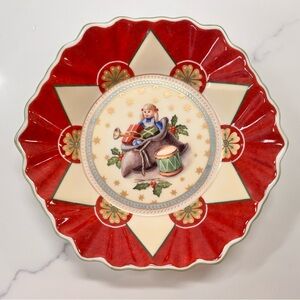 Villeroy & Boch Toy's Fantasy Santa bag of gifts Doll Small Serving  Bowl 6"